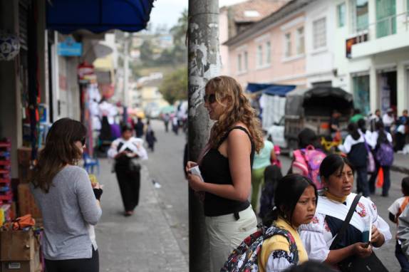 Caminhando em rua de Otavalo - Equador